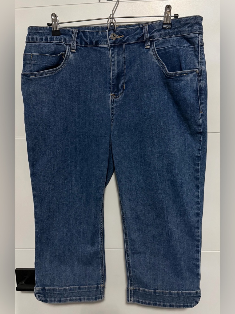 CHARLIE B: Women’s Denim Crops- Size 14 (Inseam approx 18.5in)